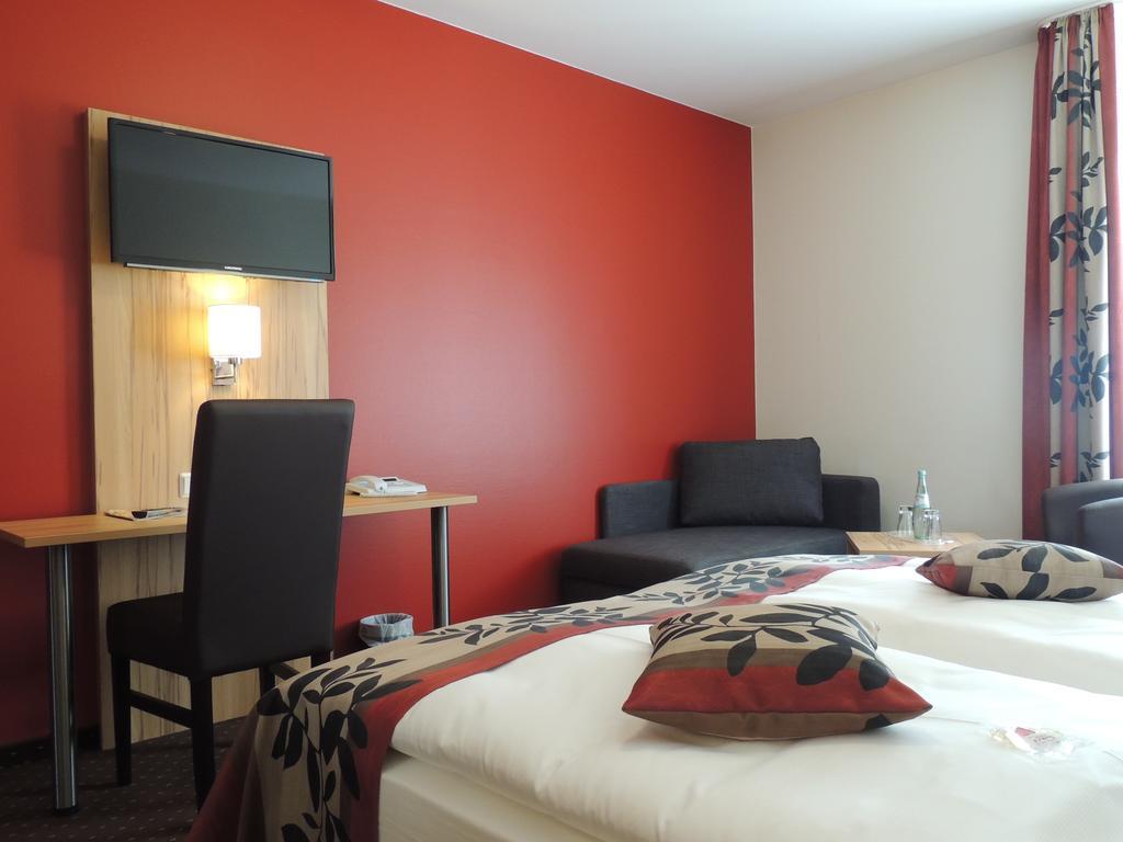 Sutter'S Landhaus Otel Gensingen Oda fotoğraf