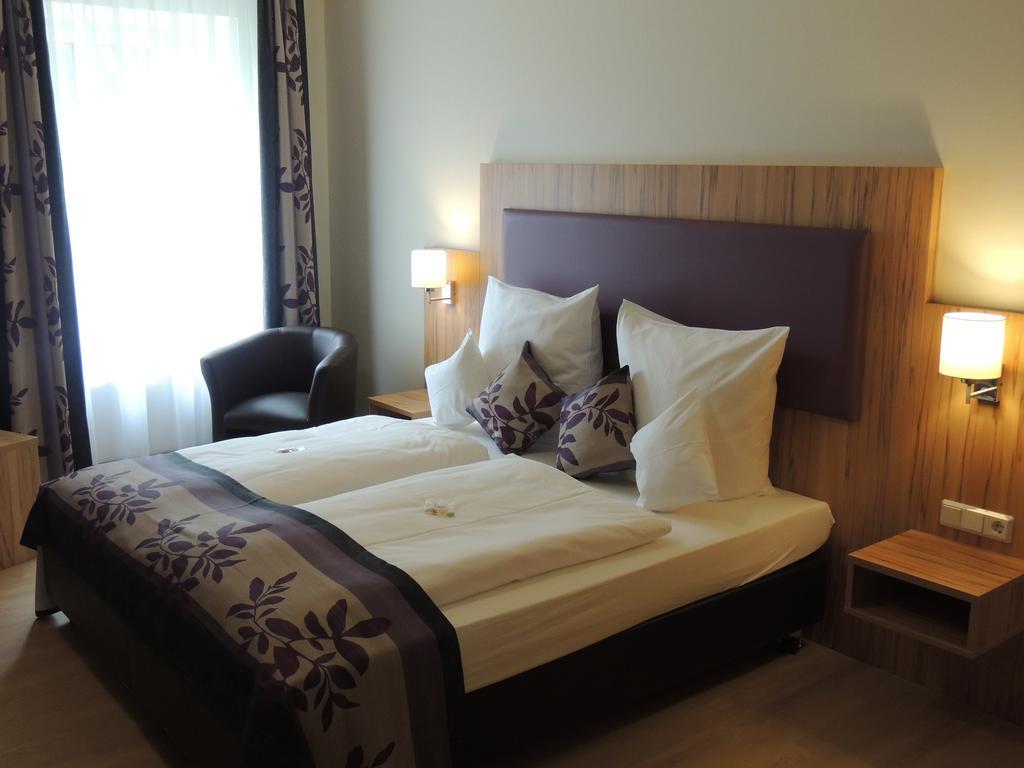 Sutter'S Landhaus Otel Gensingen Oda fotoğraf